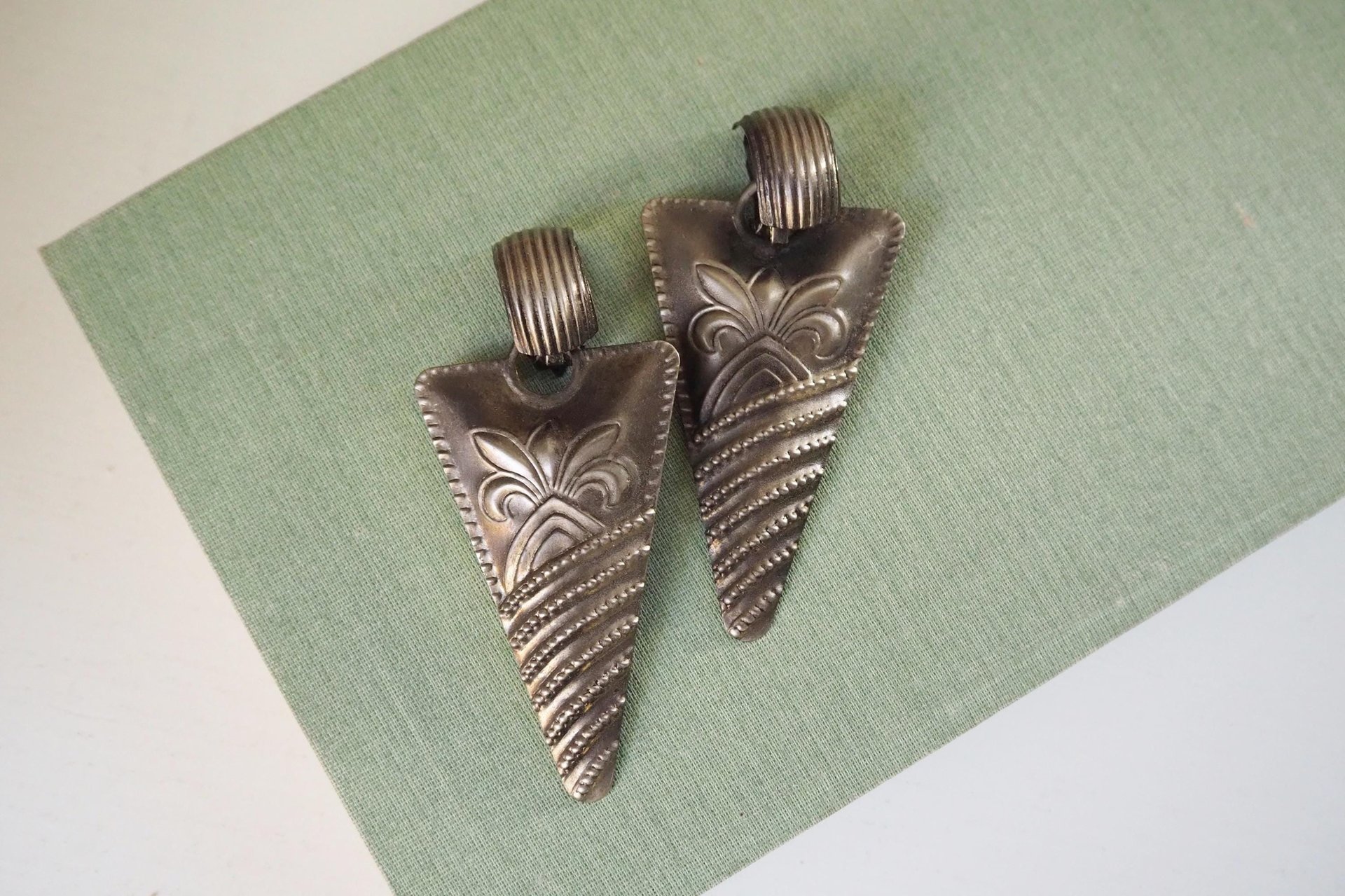 Vintage clip-on earrings | Silver tone clip-on earrings | Vintage silver tone earrings | Large clip-on earrings | Chunky earrings