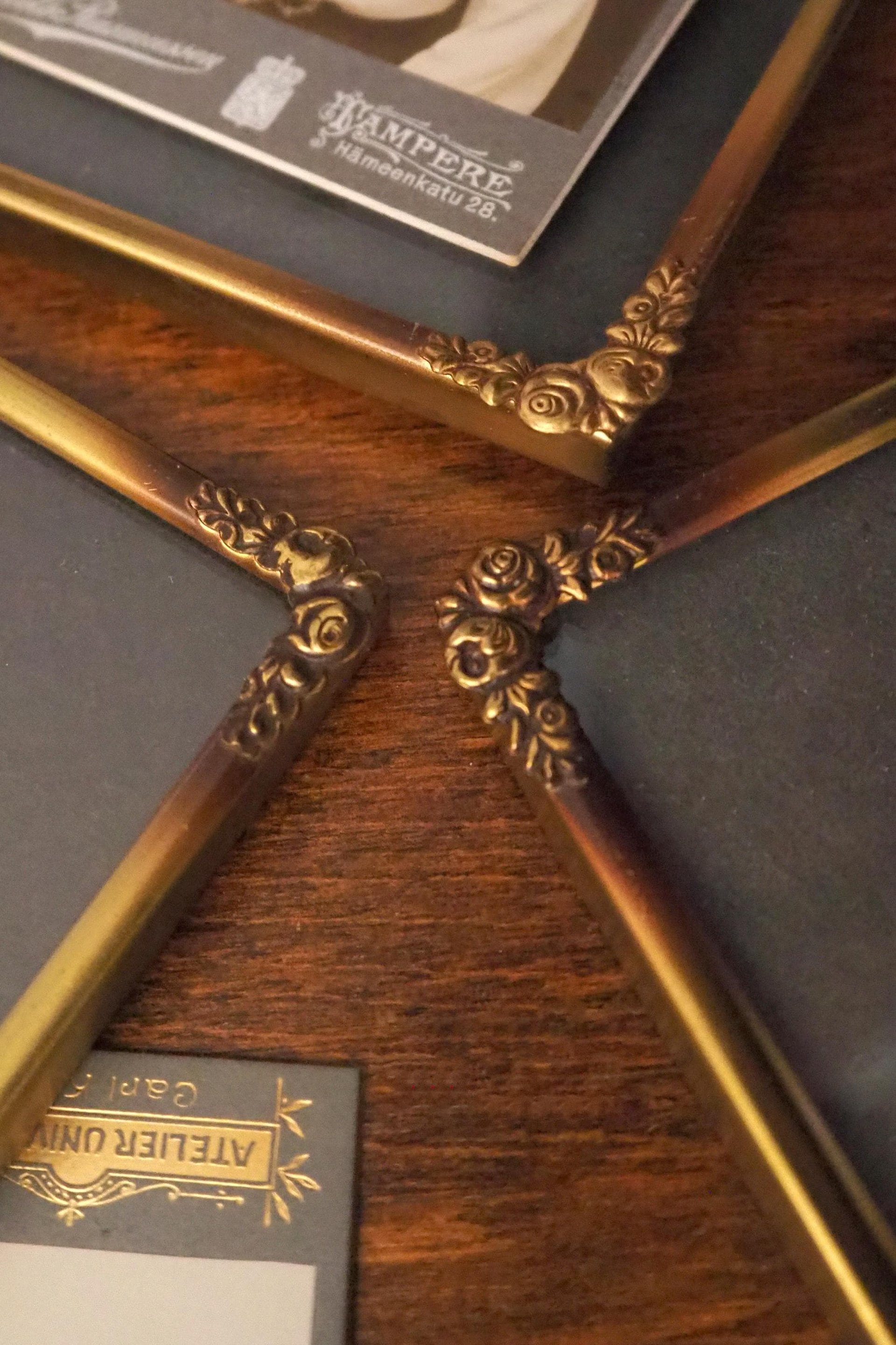 Set of three vintage brass photo frames | Brass photo frames 13x18 cm | Vintage brass picture frames | Vintage floral frames