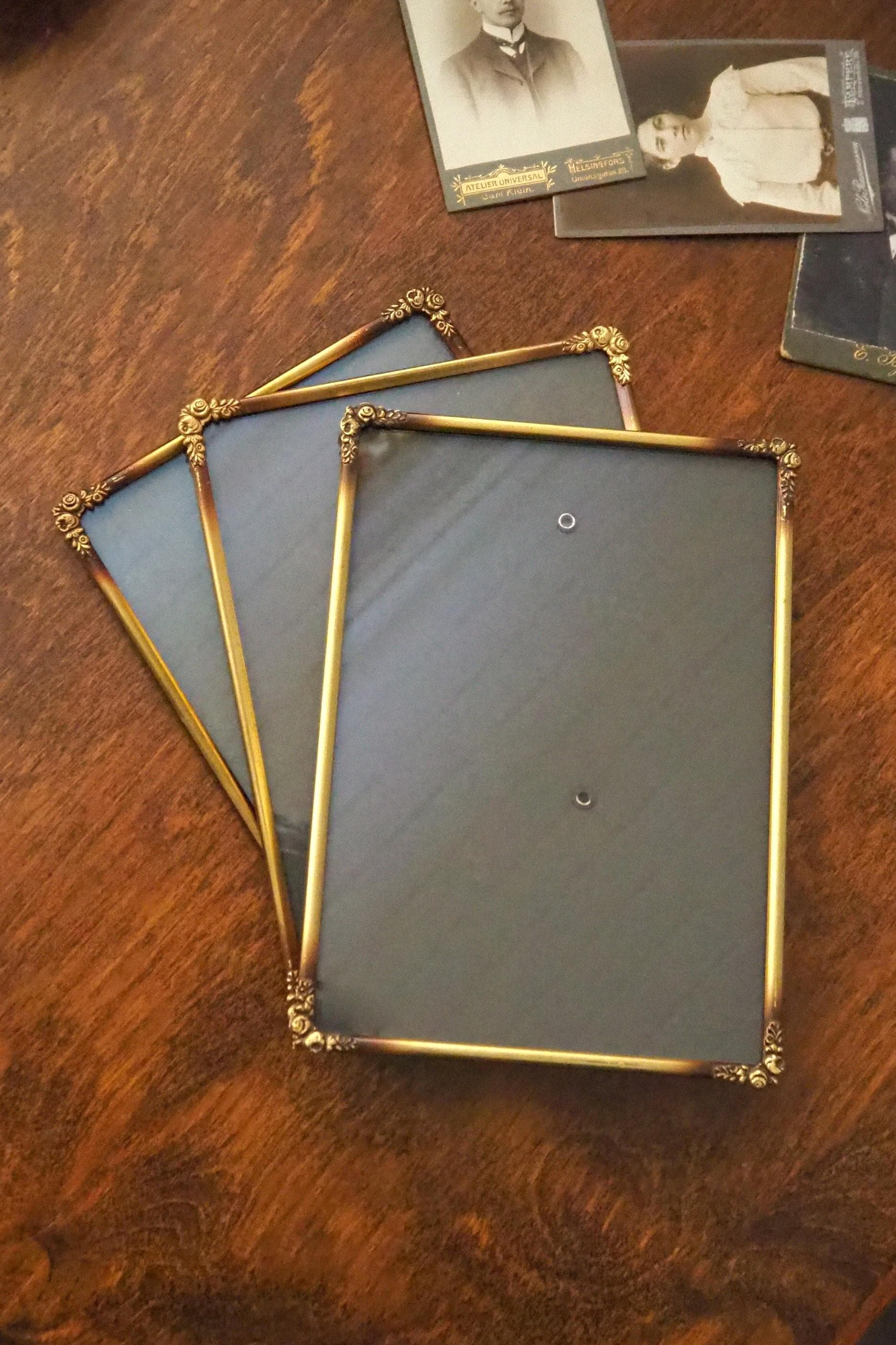 Set of three vintage brass photo frames | Brass photo frames 13x18 cm | Vintage brass picture frames | Vintage floral frames