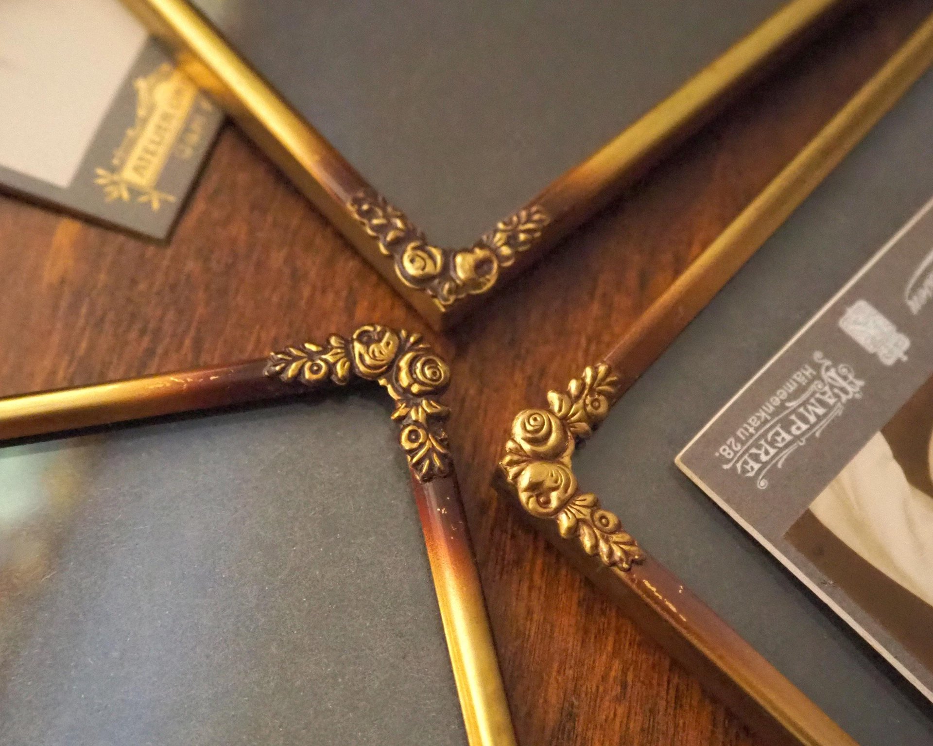 Set of three vintage brass photo frames | Brass photo frames 13x18 cm | Vintage brass picture frames | Vintage floral frames