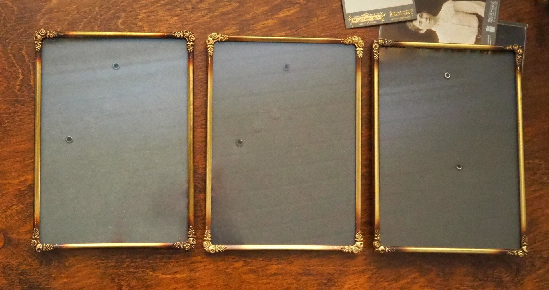 Set of three vintage brass photo frames | Brass photo frames 13x18 cm | Vintage brass picture frames | Vintage floral frames