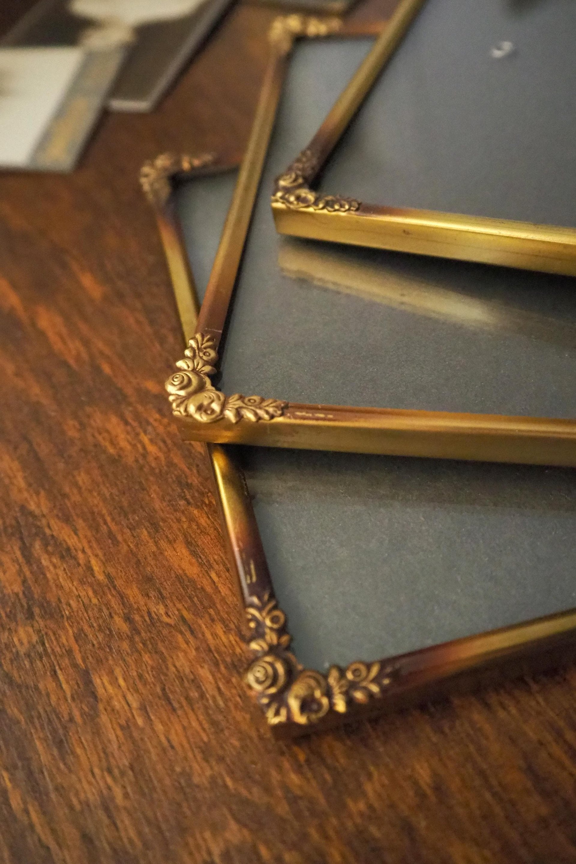 Set of three vintage brass photo frames | Brass photo frames 13x18 cm | Vintage brass picture frames | Vintage floral frames