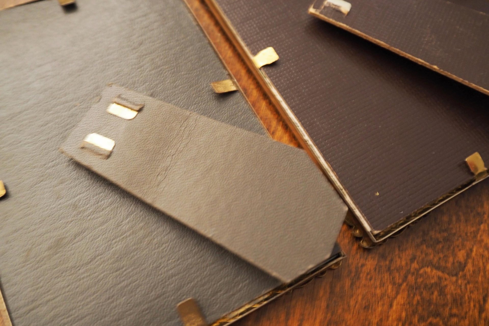 Set of two vintage photo frames | Set of two small matching vintage frames | Vintage brass picture frames | Brass and white frames