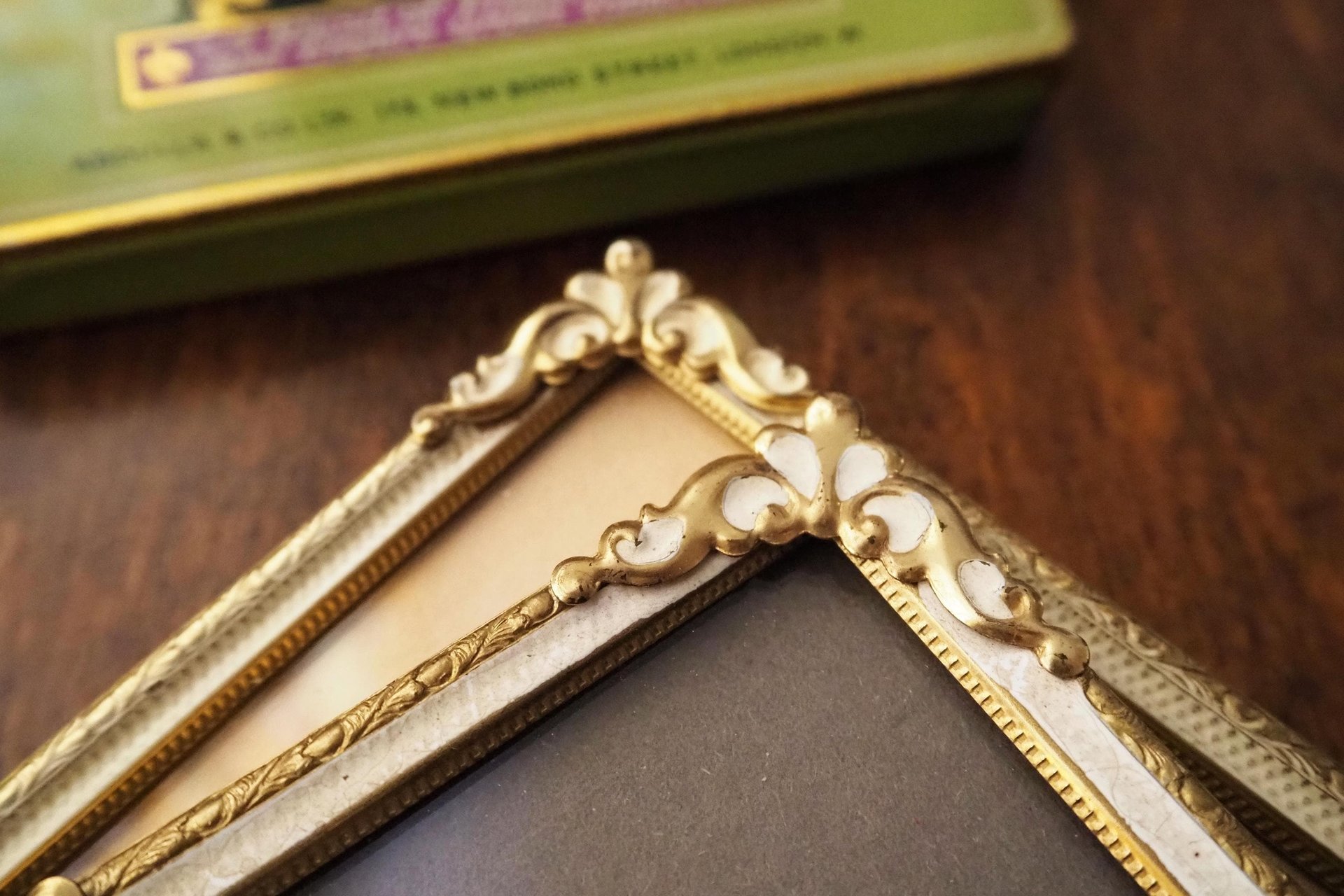 Set of two vintage photo frames | Set of two small matching vintage frames | Vintage brass picture frames | Brass and white frames