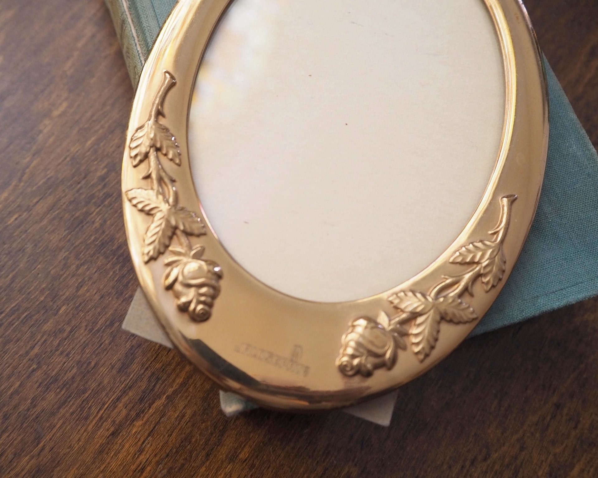 Vintage photo frame | Oval photo frame Finland | Floral picture frame | Vintage picture frame | Made in Finland