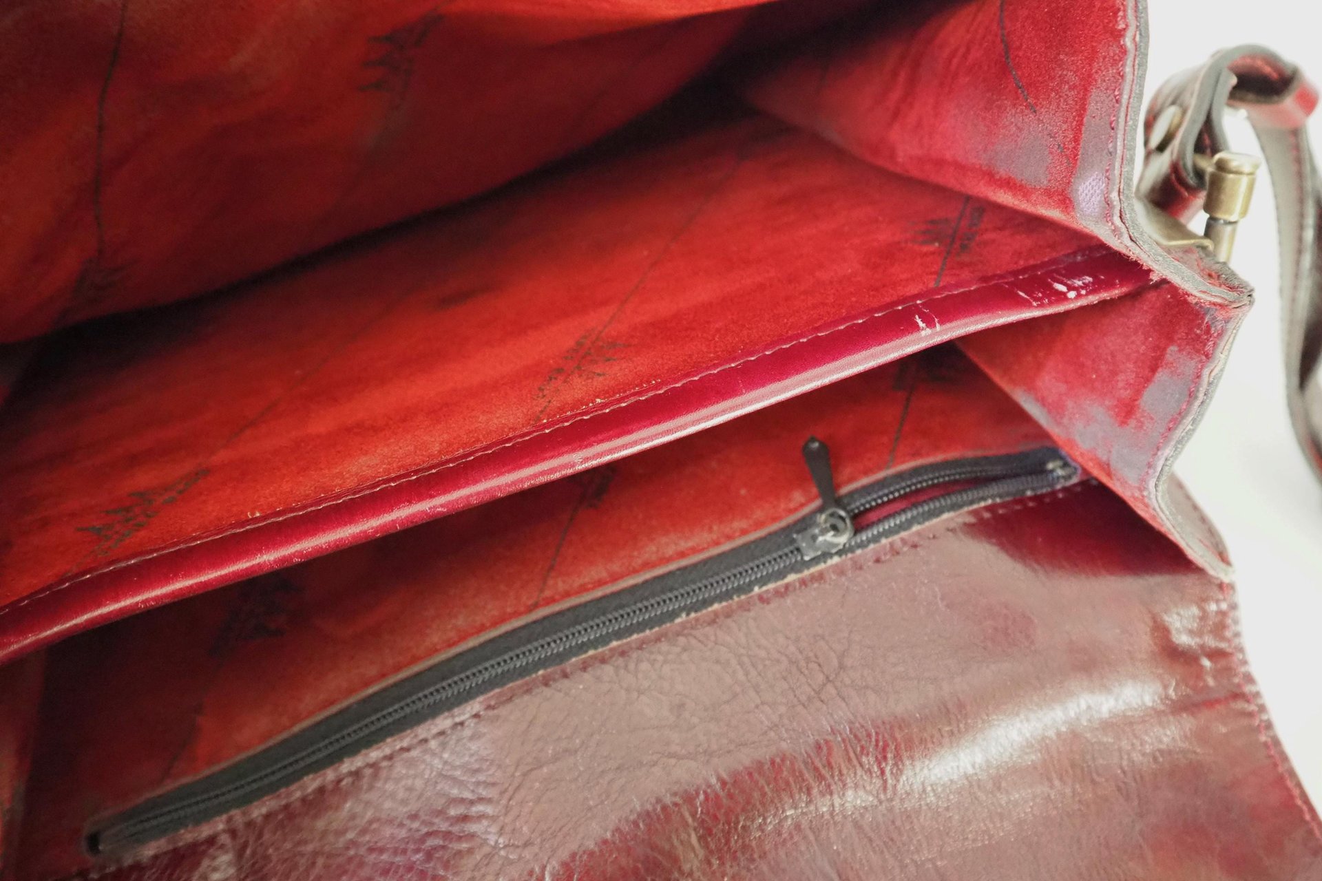 Vintage leather crossbody bag | Vintage leather bag | Burgundy leather bag | Vintage leather bag by Three Bags | Made in Finland