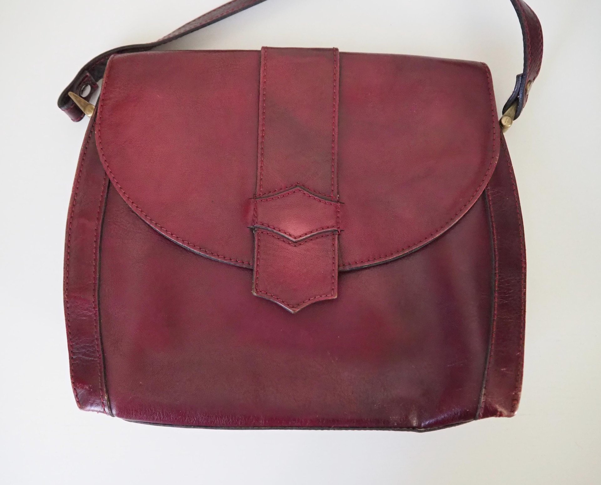 Vintage leather crossbody bag | Vintage leather bag | Burgundy leather bag | Vintage leather bag by Three Bags | Made in Finland