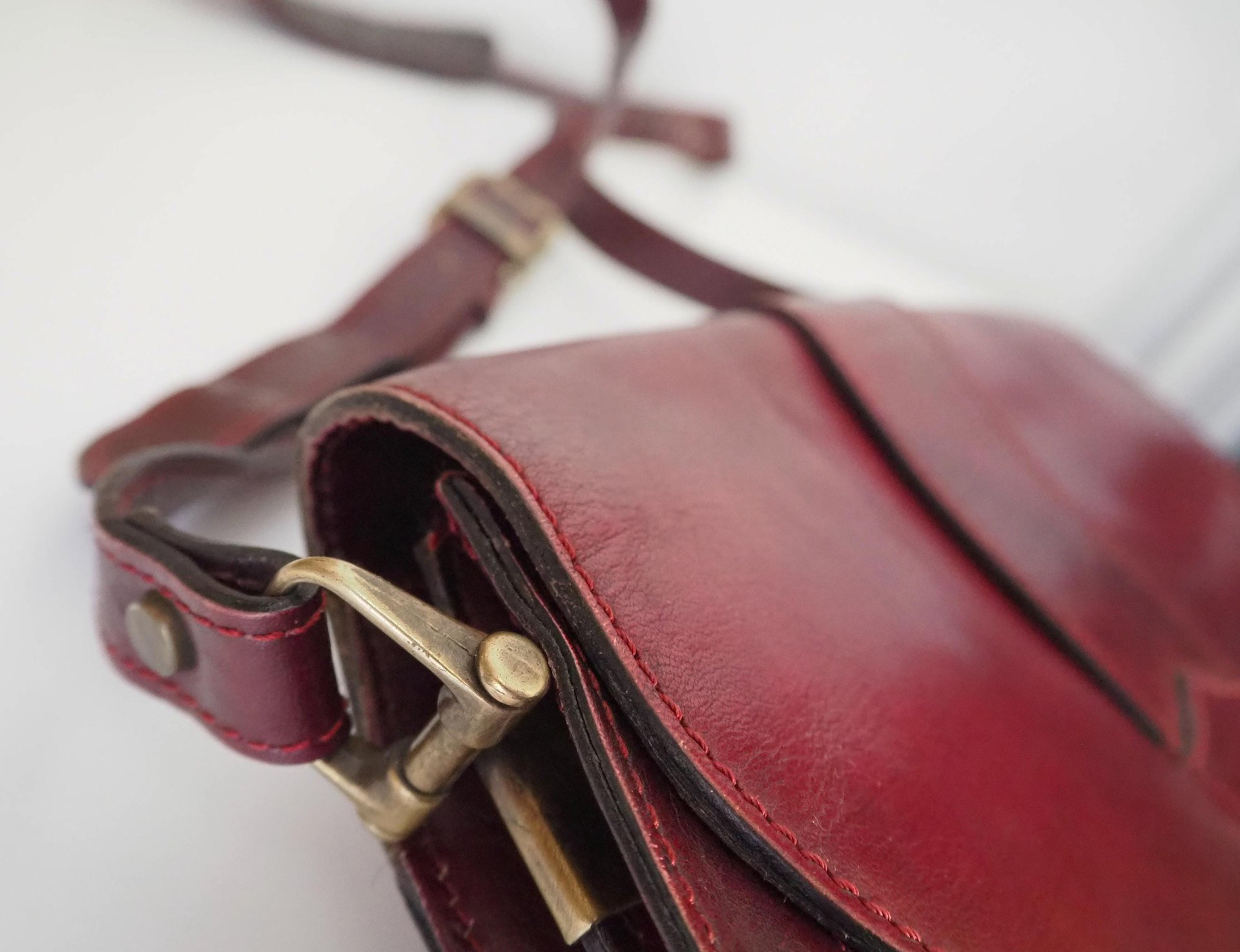 Vintage leather crossbody bag | Vintage leather bag | Burgundy leather bag | Vintage leather bag by Three Bags | Made in Finland