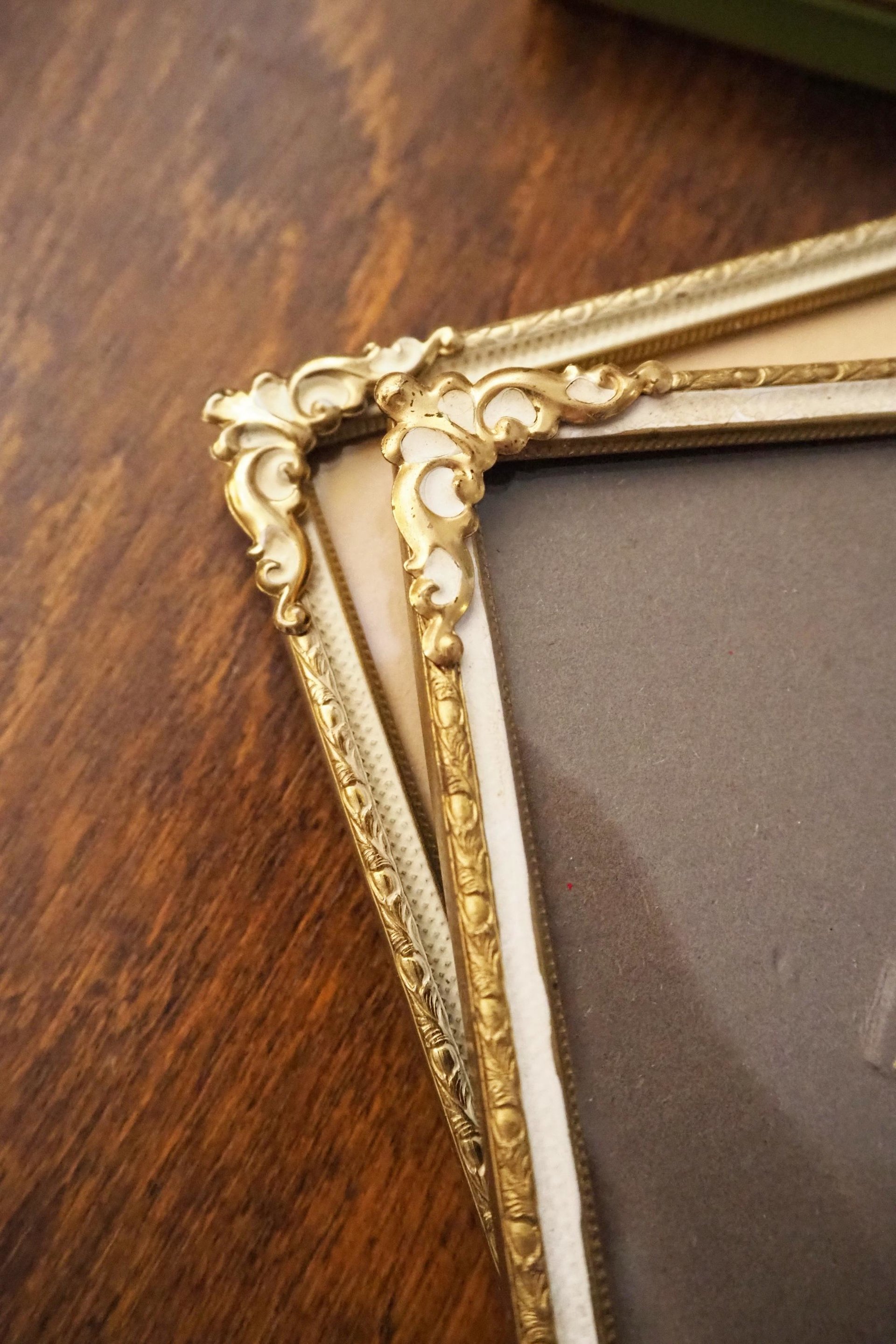 Set of two vintage photo frames | Set of two small matching vintage frames | Vintage brass picture frames | Brass and white frames