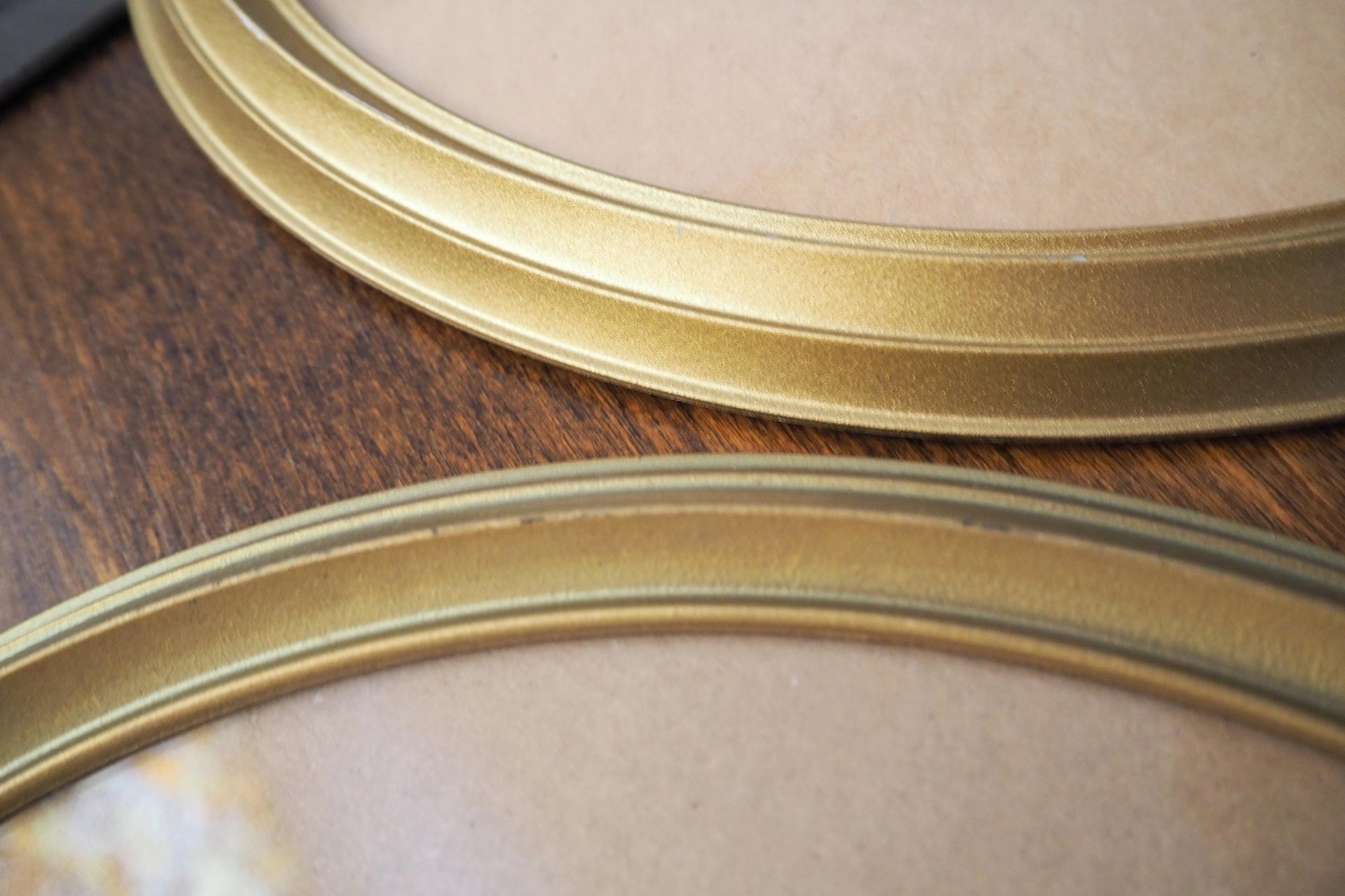 Set of two vintage picture frames | Oval photo frames | Vintage gold tone frames | Vintage photo frames