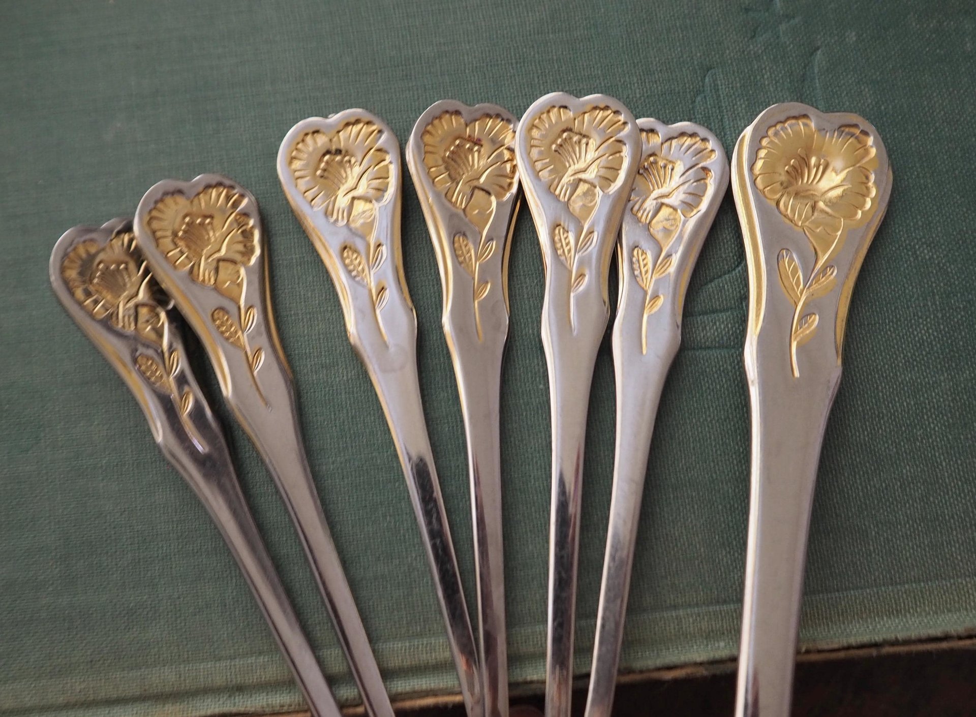 Set of six vintage teaspoons and a cake server | Hackmann Myrna | Vintage stainless steel teaspoons | Vintage teaspoons