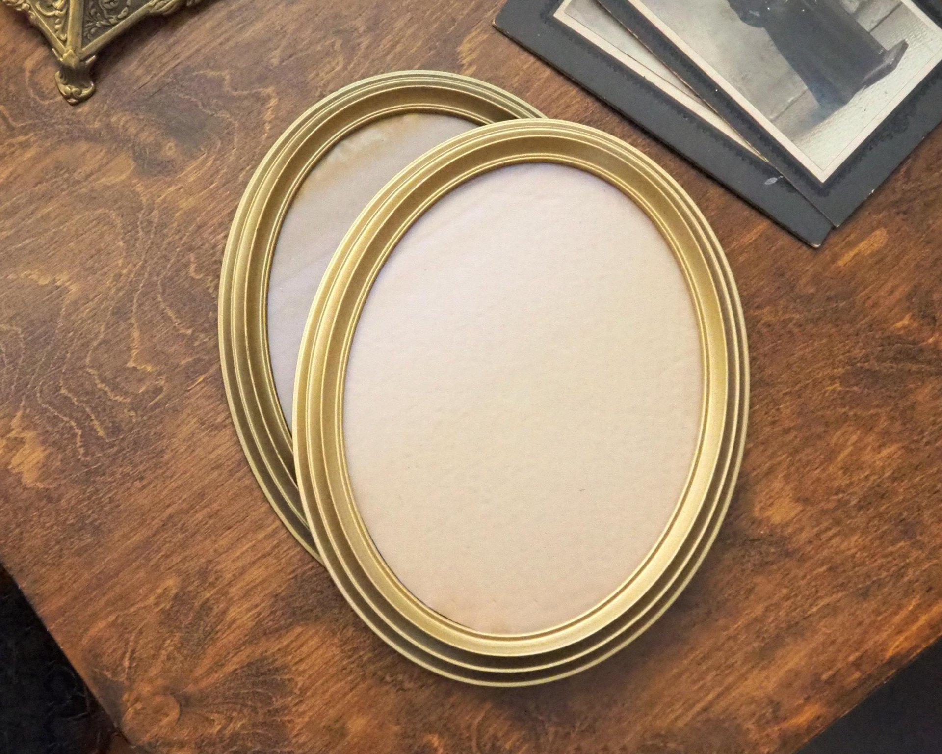 Set of two vintage picture frames | Oval photo frames | Vintage gold tone frames | Vintage photo frames