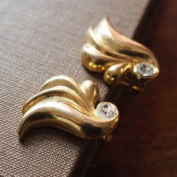 Vintage clip-on earrings | Gold tone clip-on earrings | Vintage gold tone earrings | Clip-on earrings