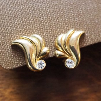 Vintage clip-on earrings | Gold tone clip-on earrings | Vintage gold tone earrings | Clip-on earrings