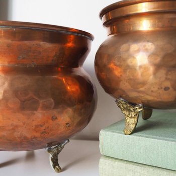 Set of two vintage copper planters | Mismatched copper planters | Small copper planters | Vintage planters with feet | Vintage planters