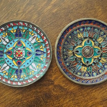 Set of two vintage wall plates | Decorative wall plates | Enamelled wall plates | Colourful vintage wall plates
