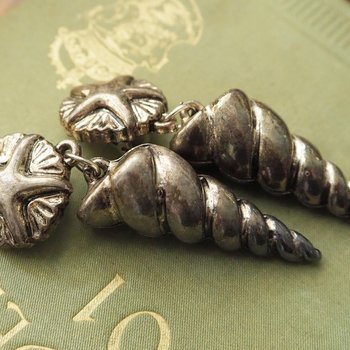 Vintage seashell clip-on earrings | Silver tone clip-on earrings | Vintage silver tone earrings | Spiral shell earrings | Chunky earrings