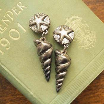 Vintage seashell clip-on earrings | Silver tone clip-on earrings | Vintage silver tone earrings | Spiral shell earrings | Chunky earrings