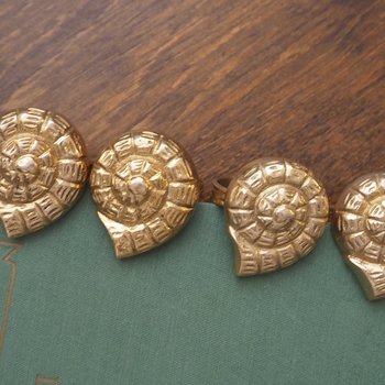 Vintage brass napkin rings | Set of four vintage napkin rings | Vintage seashell napkin rings | Set of four brass napkin rings